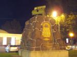 Общий вид памятника ночью Арсенальцам 