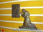 Барельеф Папы Римского Павла 2, молящегося в данном храме иконе божьей матери Аскольдова могила  Достопримечательности Киева - Культовые сооружения  (178)