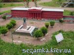 Национальный университет и паиятник Шевченко Табличка с описанием Парк "Киев в миниатюре"