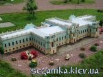 Марииненский дворец Табличка с описанием Парк "Киев в миниатюре"