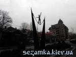 Вид на фоне Печерска Девочка на канате  Достопримечательности Киева - Памятники, барельефы  (194)