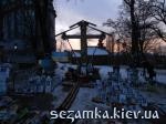 Вид креста и свечей по убиенным на фоне каплицы Небсная сотня УГКЦ  Достопримечательности Киева - Культовые сооружения  (178)