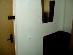 Прихожая (зеркало, тумбочка) Комната (двухспальная кровать) двухкомнатные квартиры посуточно в киеве