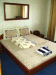 Комната (двухспальная кровать) Планировка квартиры посуточно двухкомнатная Дарница в Киеве