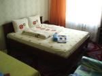 Зал (двухспальная кровать) Планировка квартиры посуточно двухкомнатная Дарница в Киеве