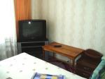 Зал (телевизор, журнальный столик) Комната (двухспальная кровать) посуточно двухкомнатная Дарница в Киеве