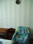 Зал (кресло, часы) Комната (двухспальная кровать) посуточно двухкомнатная Дарница в Киеве