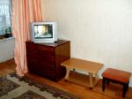Комната (тумбочка, телевизор, штора, журнальный столик, табуретка) сдача квартир посуточно в киеве