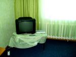 Комната (телевизор, столик под него, штора, окно, радиатор) снять квартиру почасово Киев