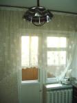 Кухня (вид при входе, балкон, стекление, кухонный светильник) сниму посуточно в киеве