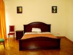 Комната 2 (двуспальная кровать, картины) Гостиницы в Киеве Посуточно