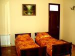 Комната 2 (две односпальные кровати, радиатор, картина, дверь в санузел) Гостиницы в Киеве Посуточно