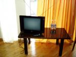 Комната 2 (журнальный столик, телевизор, штора, окно) Гостиницы в Киеве Посуточно