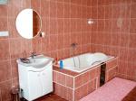 Санузел комнаты 2 (ванна, умывальник, зеркало) Гостиницы в Киеве Посуточно