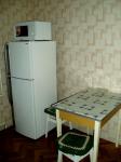 Кухня (холодильник, микроволновка, стол) Квартира посуточно Киев Святошинский район