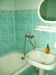 Ванная комната (ванна, зеркало, умывальник) Квартиры посуточно Киев Борщаговка