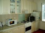 Кухня (рабочая стенка - вид при входе) квартиры посуточно киев харьковский