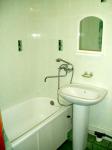 Ванная комната (умывальник, зеркало, ванна) Квартиры в Киеве посуточно Оболонь