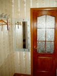 Прихожая (вешалка, зеркало, дверь на кухню) Квартиры в Киеве посуточно Оболонь