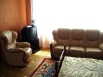 Зал (кожаный диван, кресло, телевизор, окно) Двухкомнатная квартира , Дарницкий, ул  Гришка 9,