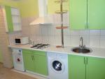 Кухня-студио: рабочая стенка, встроенная плита, стиральная машина с фронтальной загрузкой, микроволновая печь, мойка Снять однокомнатную квартиру посуточно Киев