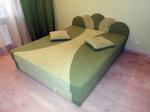 Комната: двуспальная кровать Снять однокомнатную квартиру посуточно Киев