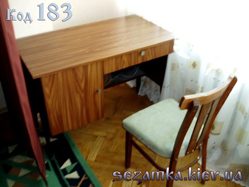 Зал (письменный стол, стул) Зал (письменный стол, стул) двухкомнатные квартиры посуточно в киеве 
