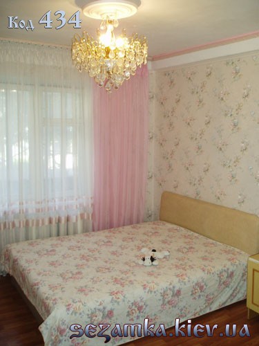 Комната (двуспальная кровать, люстра) Комната (двуспальная кровать, люстра) комната в киеве посуточно недорого 