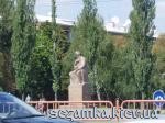 Вид памятника с противоположной стороны дороги В.И.Вернадскому  Достопримечательности Киева - Памятники, барельефы  (194)