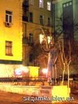 Вид памятника на фоне дома Шолом Алейхем  Достопримечательности Киева - Памятники, барельефы  (194)