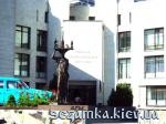 Вид на фоне академии Муза  Достопримечательности Киева - Памятники, барельефы  (194)