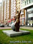 Вид с восточной стороны Человек с шаром  Достопримечательности Киева - Памятники, барельефы  (194)