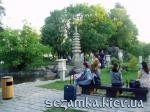 Отдыхающие на лавочках у озерца Парк Киото  Достопримечательности Киева - Музеи, выставки, парки  (40)