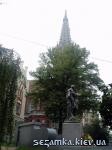 На фоне костела Юлиуш  Достопримечательности Киева - Памятники, барельефы  (194)