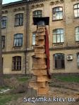 Вертикальное фото памятного дерева Книги из дуба  Достопримечательности Киева - Памятники, барельефы  (194)