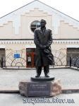 Памятник Сикорскому Игорю Вертолет одновинтовой схемы Сикорский Киев