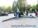 ЗИС-3 - вместе с отдыхающими Мемориал в парке Победа  Достопримечательности Киева - Памятники, барельефы  (194)