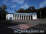Колонада стадиона Динамо в Киеве Колонада стадиона на фоне памятника Лобановскому Стадион Лобановского