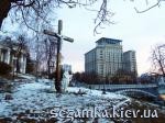 Вид на фоне отеля Украины (бывш Москва) Поклонный крест  Достопримечательности Киева - Культовые сооружения  (178)